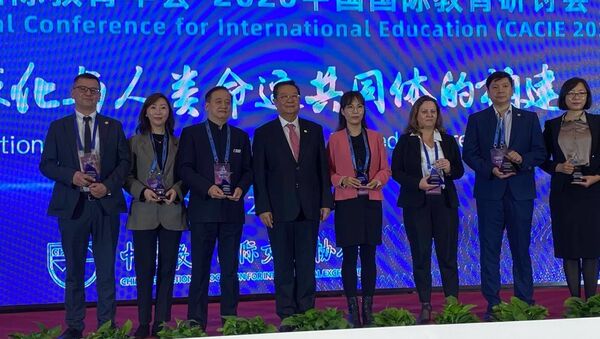 俄羅斯駐華使館榮獲中國教育國際交流協會最佳合作夥伴榮譽獎項 - 俄羅斯衛星通訊社