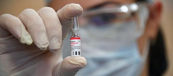 Медицинский работник минской городской поликлиники № 28 проводит вакцинацию добровольцев от COVID-19 российским препаратом Спутник V Медицинский работник минской городской поликлиники № 28 проводит вакцинацию добровольцев от COVID-19 российским препаратом Спутник V - 俄罗斯卫星通讯社