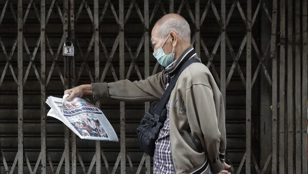 Мужчина читает газету - 俄羅斯衛星通訊社