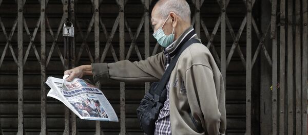 Мужчина читает газету - 俄羅斯衛星通訊社