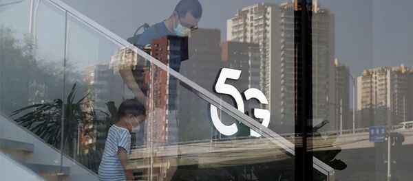 Мужчина с ребенком в магазине Huawei  - 俄罗斯卫星通讯社