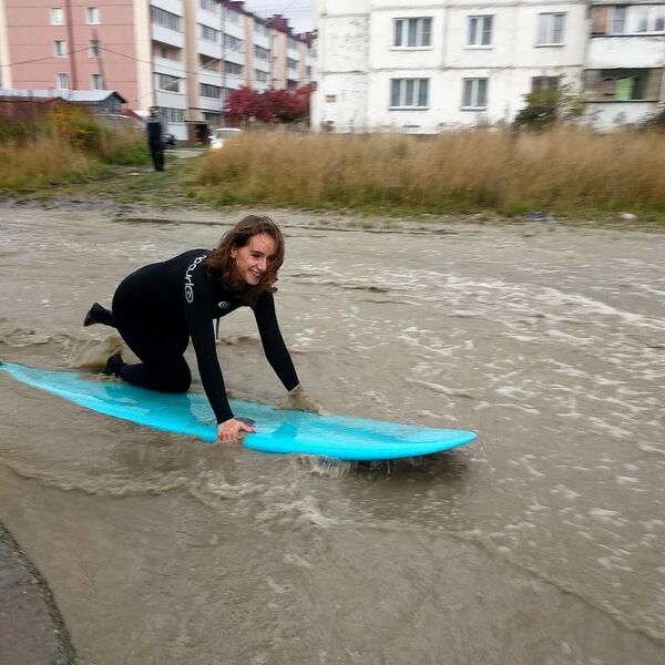 一群女孩在南萨哈林斯克市内水洼拍冲浪照 - 俄罗斯卫星通讯社