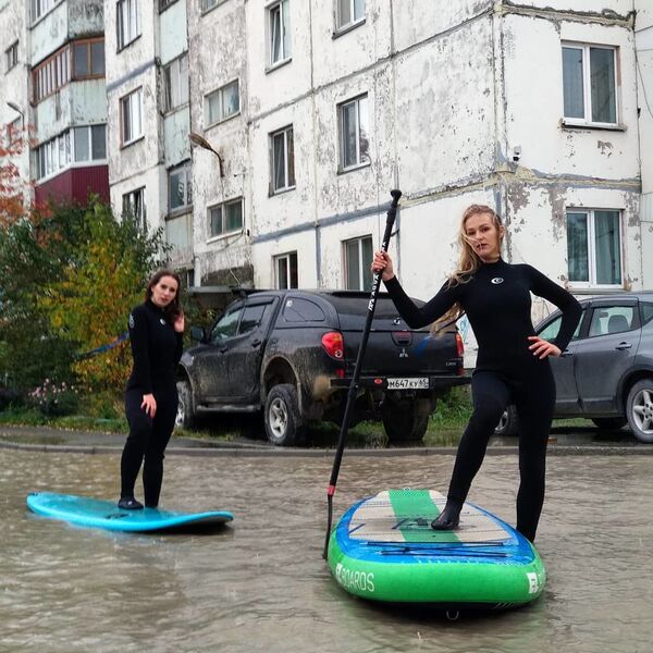 一群女孩在南萨哈林斯克市内水洼拍冲浪照 - 俄罗斯卫星通讯社