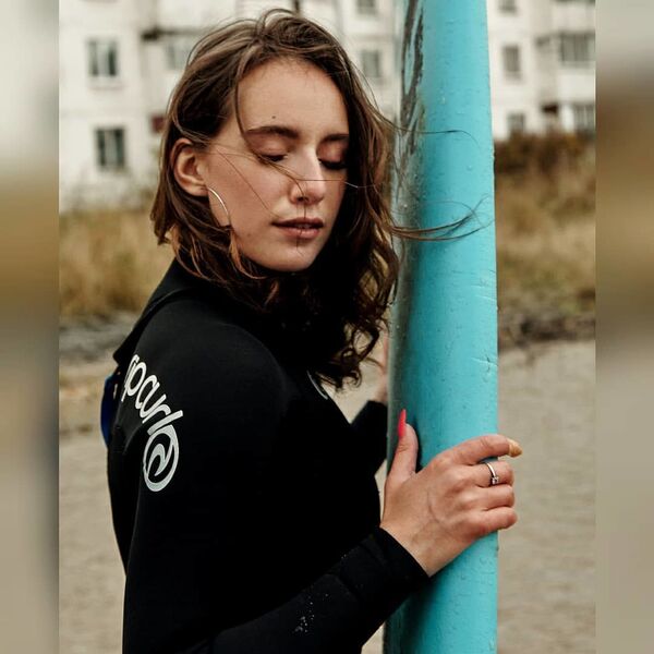 一群女孩在南萨哈林斯克市内水洼拍冲浪照 - 俄罗斯卫星通讯社