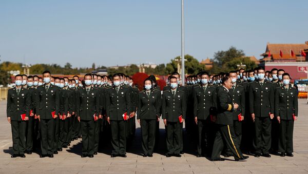 Солдаты на площади Тяньаньмэнь после мероприятия, посвященного 70-летию участия Китайской народной добровольческой армии в Корейской войне в Пекине, Китай, 23 октября 2020 года. - 俄羅斯衛星通訊社