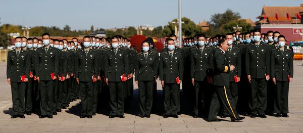 Солдаты на площади Тяньаньмэнь после мероприятия, посвященного 70-летию участия Китайской народной добровольческой армии в Корейской войне в Пекине, Китай, 23 октября 2020 года. Солдаты на площади Тяньаньмэнь после мероприятия, посвященного 70-летию участия Китайской народной добровольческой армии в Корейской войне в Пекине, Китай, 23 октября 2020 года. - 俄罗斯卫星通讯社