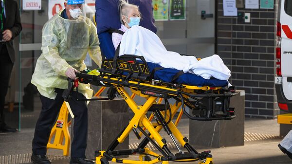 Медик доставляет пациента с коронавирусом в госпиталь в Мельбурне. Австралия - 俄罗斯卫星通讯社