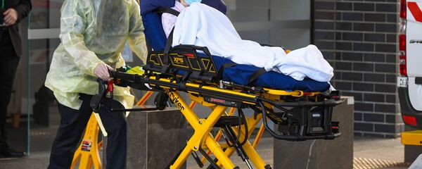 Медик доставляет пациента с коронавирусом в госпиталь в Мельбурне. Австралия - 俄羅斯衛星通訊社