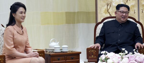 Лидер КНДР Ким Чен Ын с женой Ли Соль Чжу Лидер КНДР Ким Чен Ын с женой Ли Соль Чжу - 俄罗斯卫星通讯社