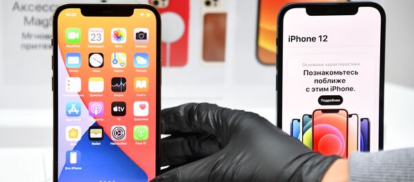 Новый iPhone 12 в магазине re:Store в Государственном универсальном магазине (ГУМ) в Москве - 俄罗斯卫星通讯社