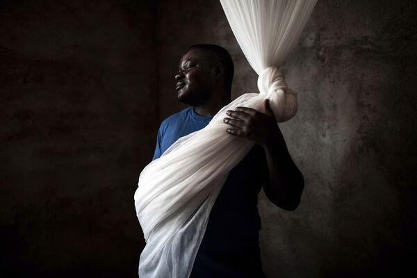 南非攝影師約翰•韋塞爾斯的系列作品《埃博拉：剛果民主共和國》入選安德烈•斯捷寧國際新聞攝影大賽“主要新聞”單元，獲得了紅十字國際委員會“人道主義攝影”特別獎 - 俄羅斯衛星通訊社