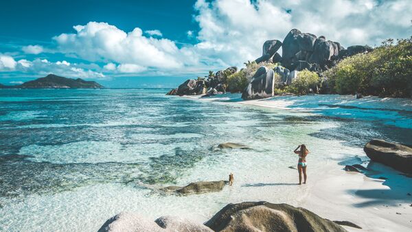 Девушка делает фотографии на Сейшельских островах  - 俄罗斯卫星通讯社