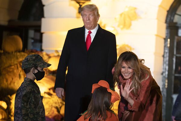 美國總統和第一夫人在入口處迎接客人並向他們分發糖果 - 俄羅斯衛星通訊社