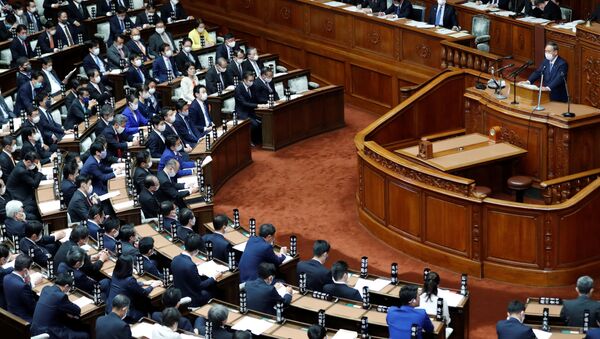 Премьер-министр Японии Есихидэ Суга во время выступления в парламенте с программной речью - 俄罗斯卫星通讯社