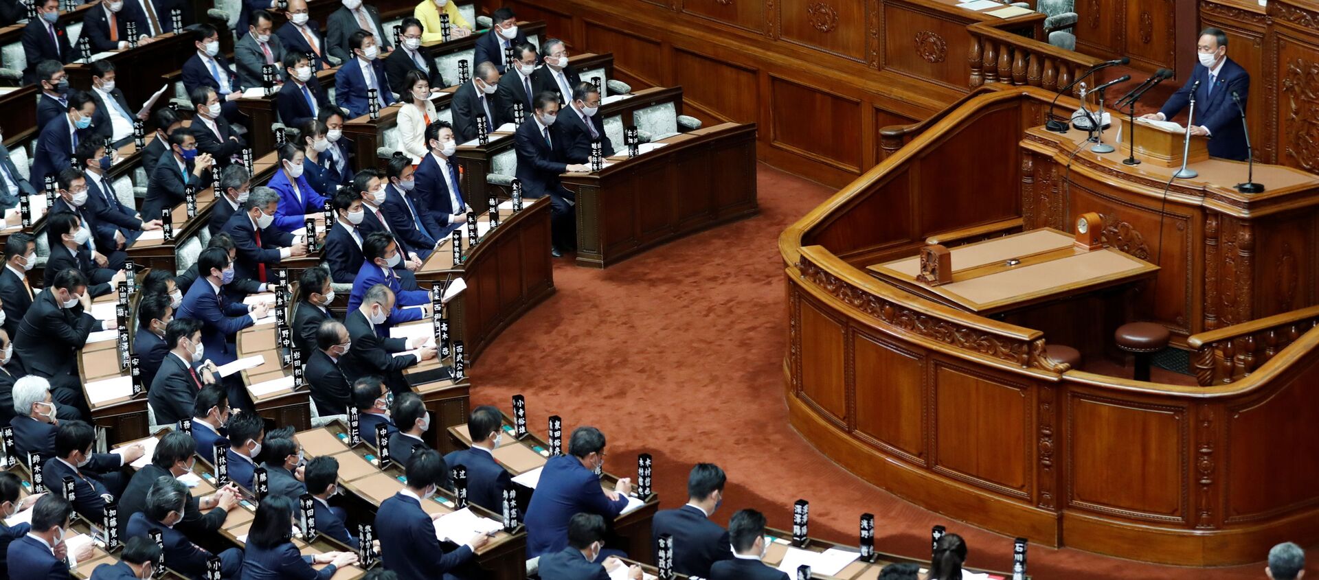 Премьер-министр Японии Есихидэ Суга во время выступления в парламенте с программной речью - 俄罗斯卫星通讯社, 1920, 19.05.2021