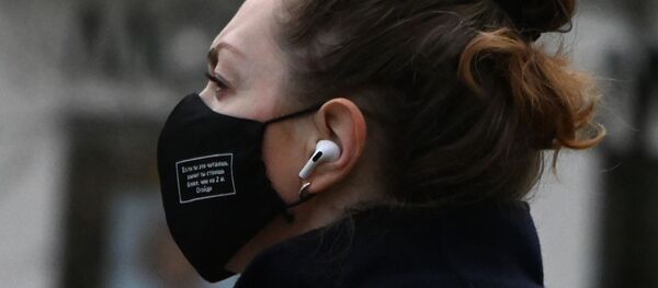 Девушка в защитной маске на Ленинском проспекте в Москве. - 俄罗斯卫星通讯社