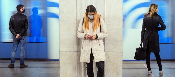 Пассажиры на одной из станций Московского метрополитена. - 俄罗斯卫星通讯社