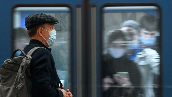 Пассажиры на одной из станций Московского метрополитена. - 俄罗斯卫星通讯社