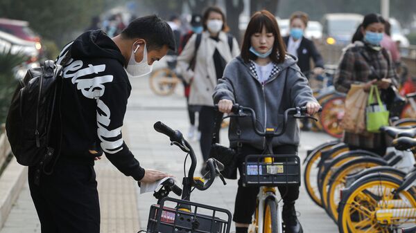 Мужчина дезинфицирует велосипед перед поездкой. Пекин - 俄羅斯衛星通訊社