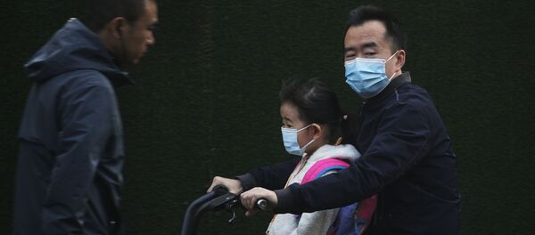 Мужчина с ребенком на скутере в масках Мужчина с ребенком на скутере в масках - 俄羅斯衛星通訊社