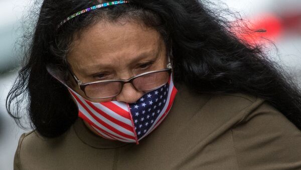 Женщина в защитной маске на улице Нью-Йорка.  - 俄羅斯衛星通訊社