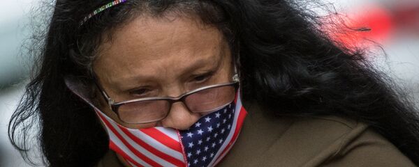 Женщина в защитной маске на улице Нью-Йорка.  - 俄羅斯衛星通訊社