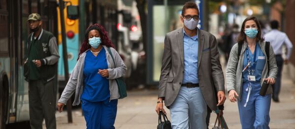 Прохожие в защитных масках на улице Нью-Йорка. Прохожие в защитных масках на улице Нью-Йорка. - 俄羅斯衛星通訊社