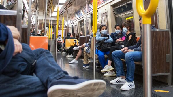 Пассажиры в вагоне Нью-Йоркского метро - 俄罗斯卫星通讯社