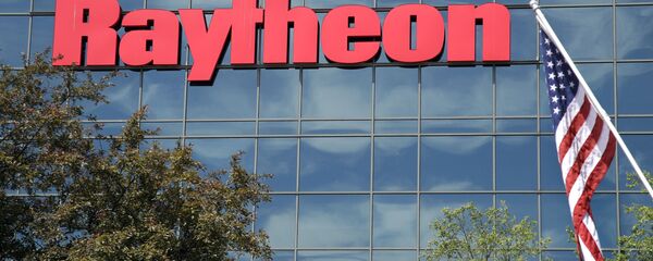 And American flag flies in front of the facade of Raytheon's Integrated Defense Systems facility, Monday, June 10, 2019, in Woburn, Mass.  - 俄罗斯卫星通讯社