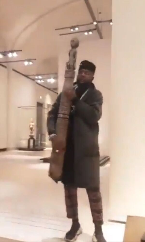 刚果男子试图从卢浮宫偷窃雕像带回非洲 - 俄罗斯卫星通讯社