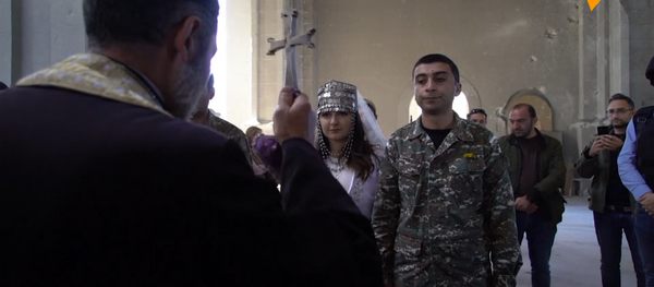 战争时期的爱情：纳卡受损教堂里的婚礼 - 俄罗斯卫星通讯社