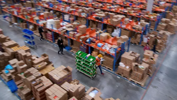 Сотрудники на складе Cainiao, логистического подразделения Alibaba в Уси. - 俄羅斯衛星通訊社