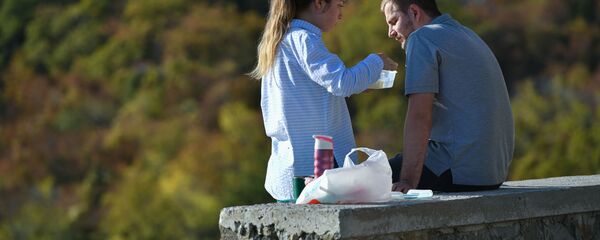 Молодые люди у дороги в районе поселка Оползневое в Крыму - 俄罗斯卫星通讯社