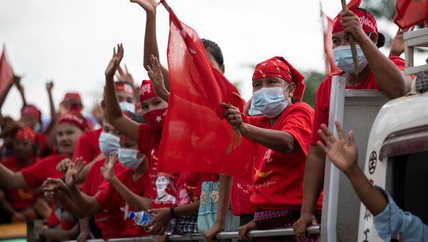 Сторонники партии Национальная лига за демократию (НЛД) принимают участие в предвыборном митинге перед всеобщими выборами 8 ноября в Мьянме - 俄罗斯卫星通讯社