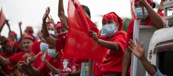 Сторонники партии Национальная лига за демократию (НЛД) принимают участие в предвыборном митинге перед всеобщими выборами 8 ноября в Мьянме Сторонники партии Национальная лига за демократию (НЛД) принимают участие в предвыборном митинге перед всеобщими выборами 8 ноября в Мьянме - 俄罗斯卫星通讯社