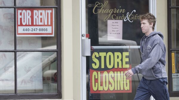 Мужчина проходит мимо закрытого из-за кризиса магазина в штате Огайо - 俄羅斯衛星通訊社