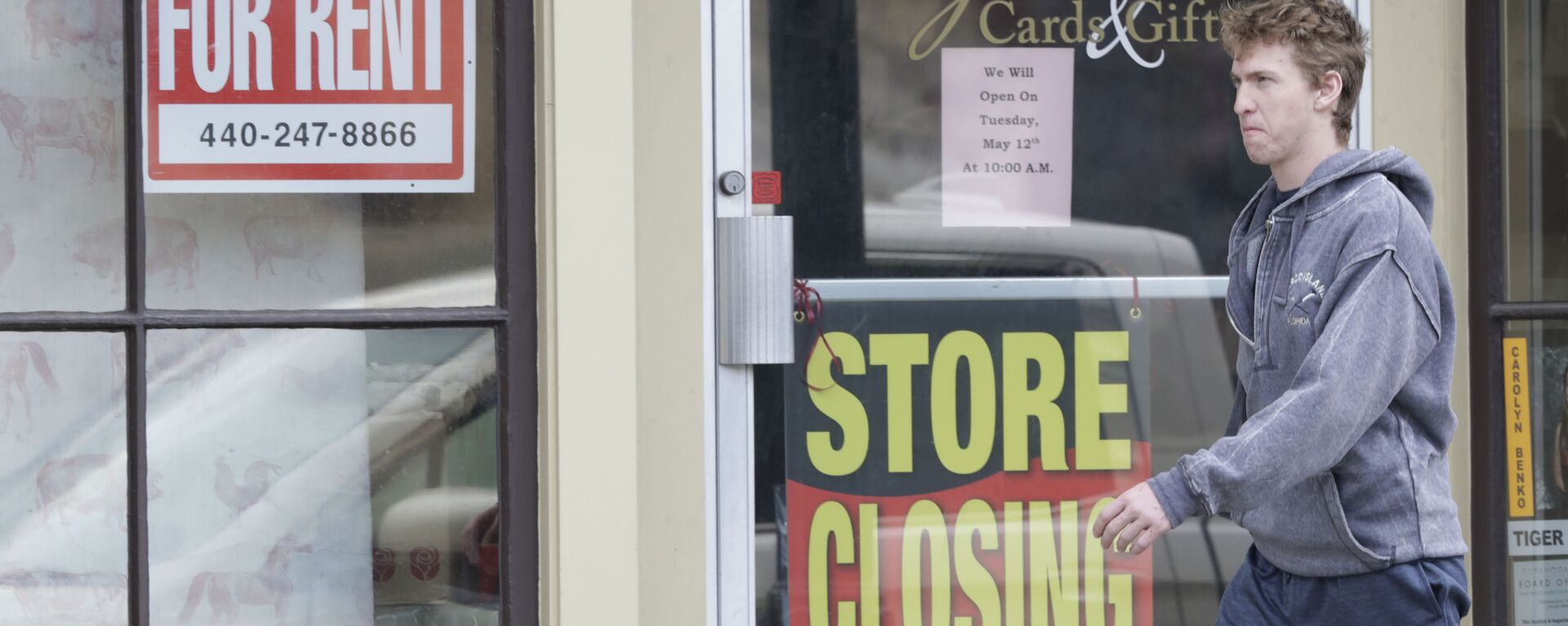 Мужчина проходит мимо закрытого из-за кризиса магазина в штате Огайо - 俄羅斯衛星通訊社, 1920, 29.07.2022