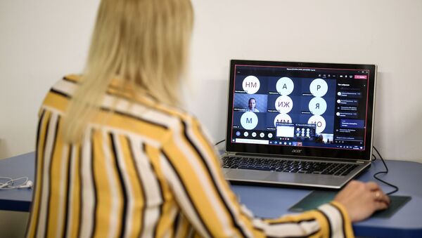 Учительница во время онлайн урока в одной из школ в Москве - 俄羅斯衛星通訊社