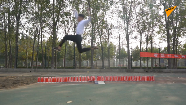 中國小伙用“跳越杯子”的瘋狂技巧躥紅網絡 - 俄羅斯衛星通訊社