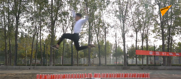 中国小伙用“跳越杯子”的疯狂技巧蹿红网络 - 俄罗斯卫星通讯社