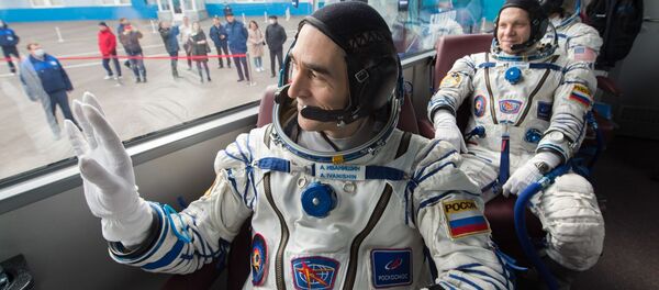 Члены экипажа МКС-63 перед запуском ракеты-носителя Союз-2.1а с пилотируемым кораблем Союз МС-16 Члены экипажа МКС-63 перед запуском ракеты-носителя Союз-2.1а с пилотируемым кораблем Союз МС-16 - 俄羅斯衛星通訊社