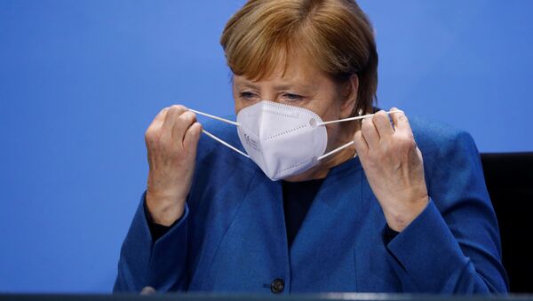 Канцлер Германии Ангела Меркель надевает защитную маску - 俄羅斯衛星通訊社