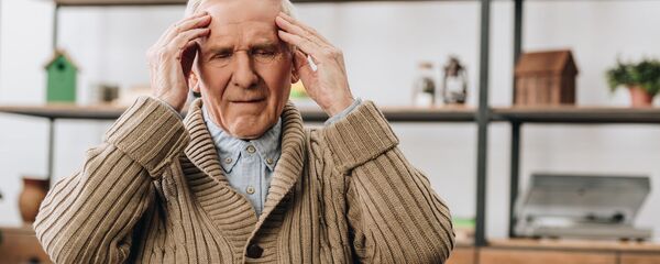 Пожилой мужчина с головной болью - 俄羅斯衛星通訊社