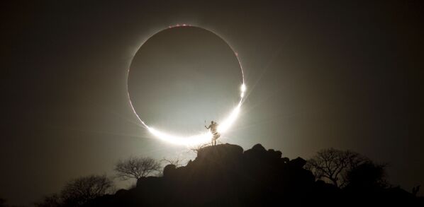 Снимок Hybrid Solar Eclipse and Maasai Warrior немецкого фотографа Eugen Kamenew, ставший первым среди профессионалов в категории Nature/Astrophotography  конкурса International Photography Awards 2020 - 俄羅斯衛星通訊社