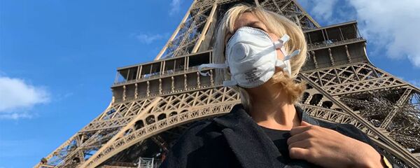 Женщина в маске перед Эйфелевой башней - 俄罗斯卫星通讯社