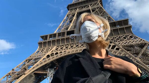 Женщина в маске перед Эйфелевой башней - 俄罗斯卫星通讯社
