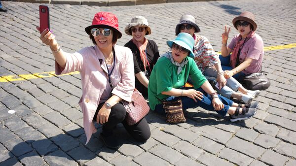 Туристы фотографируются на Красной площади в Москве.  - 俄羅斯衛星通訊社