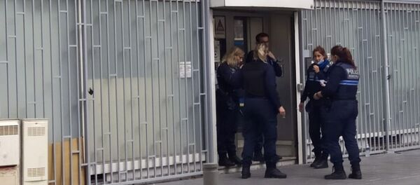 Сотрудники полиции у места, где неизвестный с ножом напал на прихожан в церкви Нотр-Дам в городе Ницца.  - 俄羅斯衛星通訊社