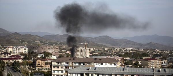 Дым от пожара над домами города Степанакерт - 俄罗斯卫星通讯社