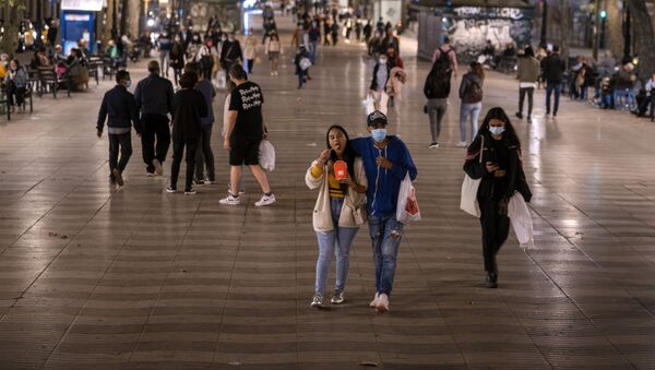 Прохожие в медицинских масках на улице Рамбла в Барселоне, Испания  - 俄罗斯卫星通讯社